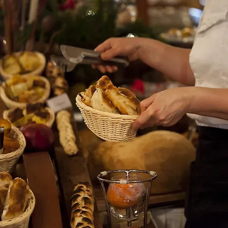 & Zoned Отель 4*